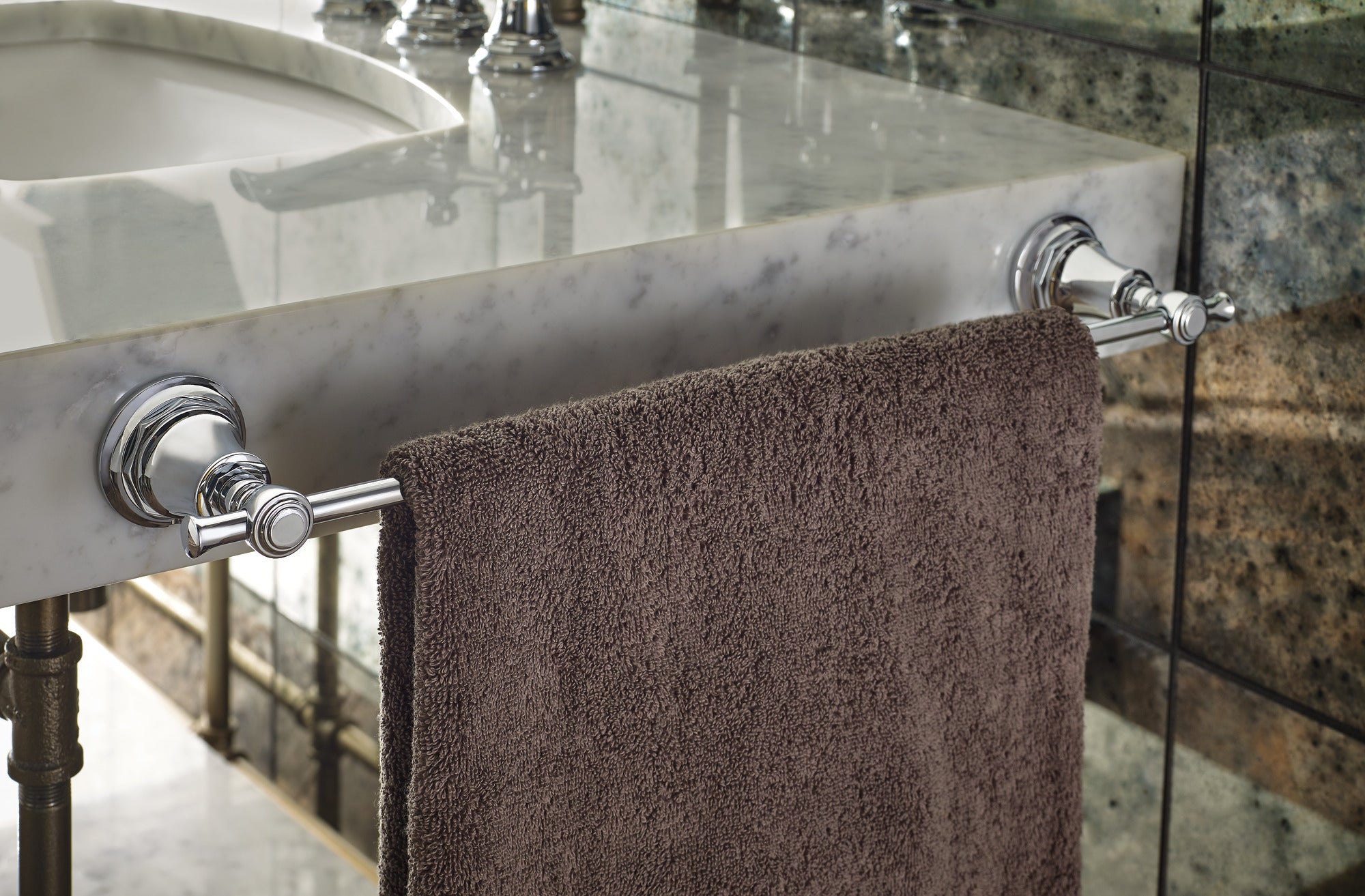 Brizo Rook 18-Inch Towel Bar: A Blend of Contemporary and Vintage Style