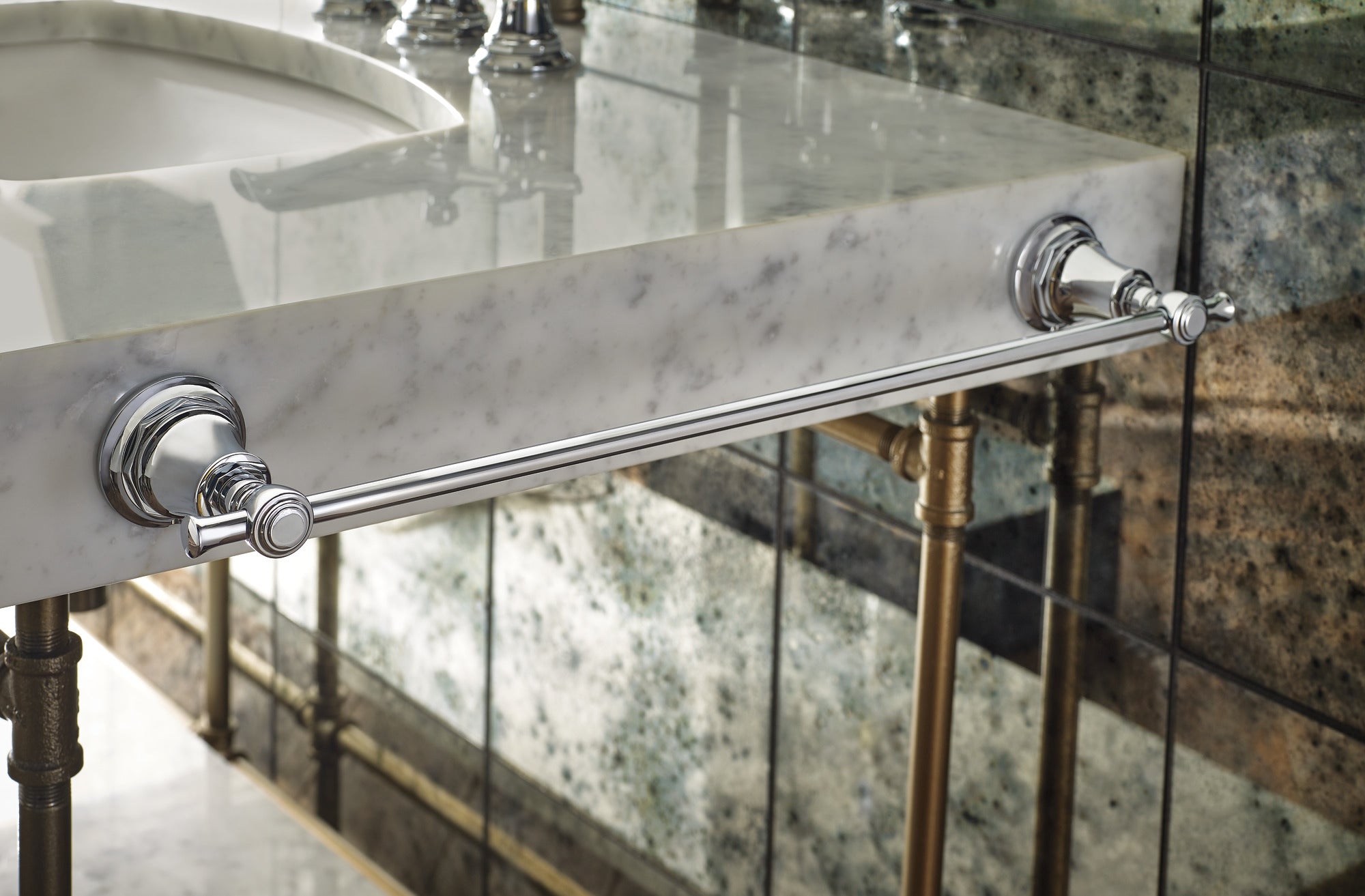 Brizo Rook 18-Inch Towel Bar: A Blend of Contemporary and Vintage Style