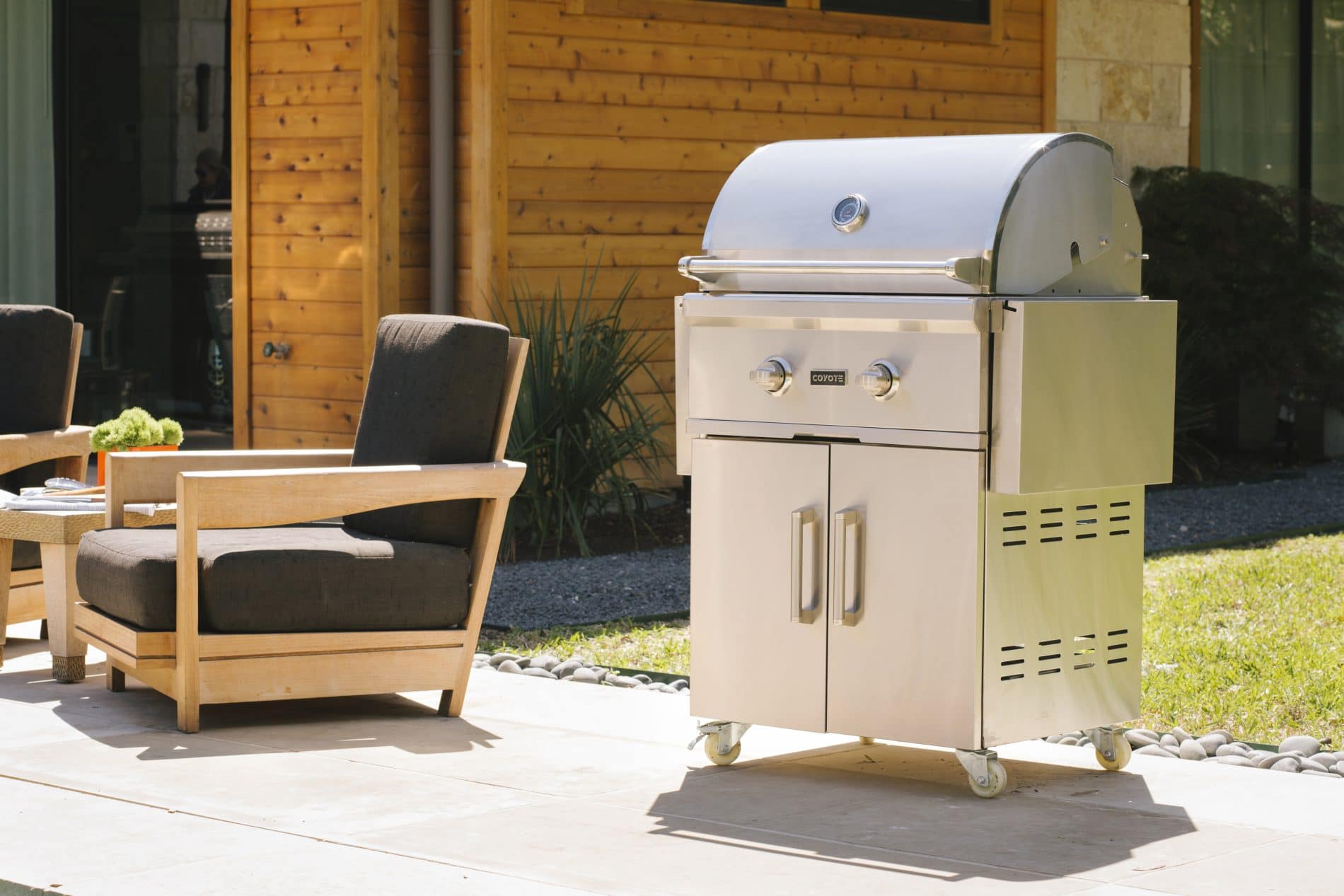 Coyote 28-Inch C-Series Outdoor Gas Grill with Cart for Grilling Enthusiasts